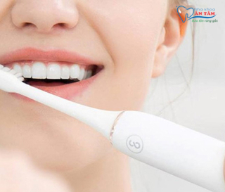 NHA KHOA BẢO TỒN - BỌC RĂNG SỨ CÓ NÊN DÙNG BÀN CHẢI ĐIỆN KHÔNG?